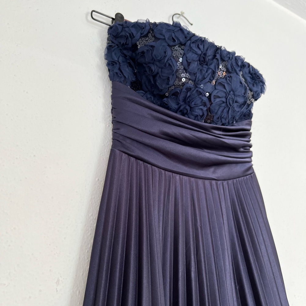 Beautiful Navy Blue Flowy Long Formal Strapless Dress Size 1